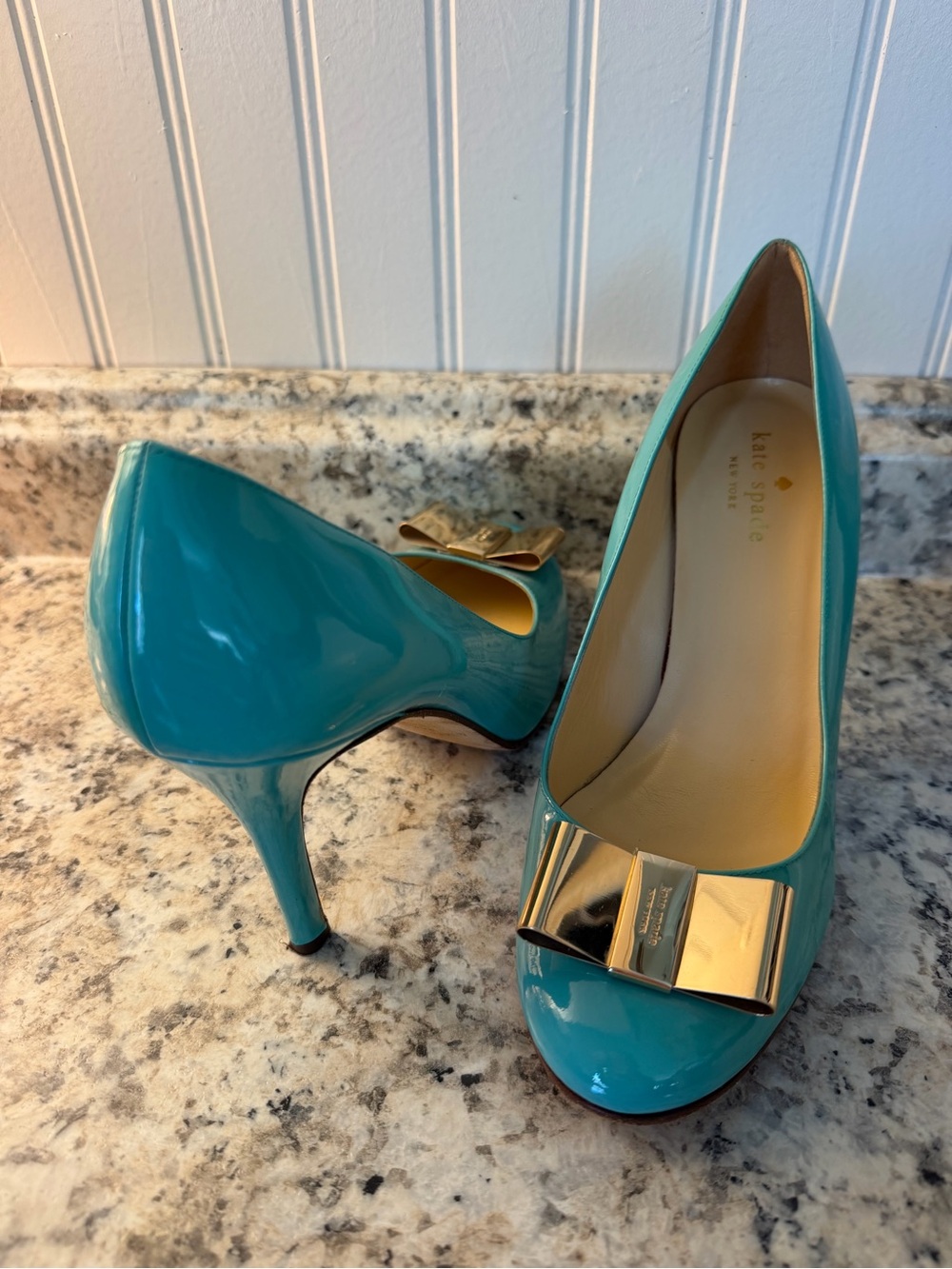 kate spade ♠️ Karolina Sea foam Patent Leather Pumps Gold Bow Accent Italy 🇮🇹 - Picture 2 of 10